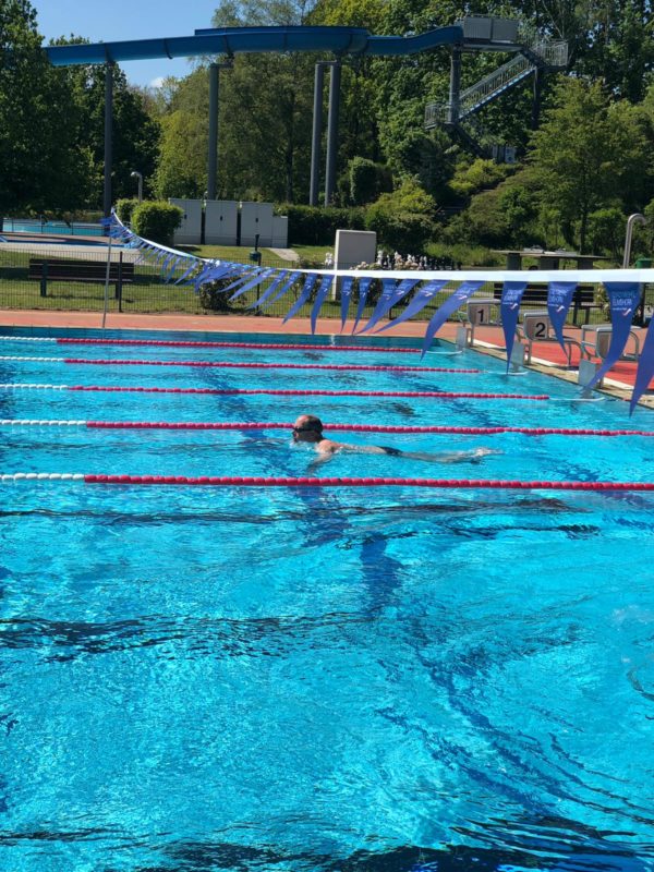 Equipment for competitive swimming: Backstroke flags